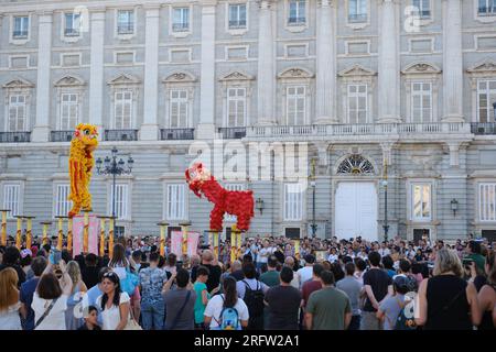Madrid, Espagne. 5 août 2023. Les acteurs exécutent une danse du lion à la Plaza de Oriente (Plaza de l’est) à Madrid, en Espagne, le 5 août 2023. La troupe de danse du Lion Shenzhen Fuyong Huaide s'est produite dans les rues de Madrid du vendredi au dimanche à l'invitation du Festival de Madrid l'été dans la ville et du Centre culturel chinois de Madrid. Crédit : Meng Dingbo/Xinhua/Alamy Live News Banque D'Images