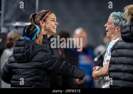 Auckland, Auckland, Nouvelle-Zélande. 6 août 2023. L'attaquant américain MEGAN RAPINOE #15 et l'attaquant américain ALEX MORGAN #13 réagissent à l'avance au tour des 16 après avoir remporté le match du groupe E de la coupe du monde de la FIFA WomenÃs 2023 contre le Portugal au stade Eden Park d'Auckland, en Nouvelle-Zélande. USA 0:0 Portugal (image de crédit : © ira L. Black/ZUMA Press Wire) USAGE ÉDITORIAL SEULEMENT! Non destiné à UN USAGE commercial ! Crédit : ZUMA Press, Inc./Alamy Live News Banque D'Images