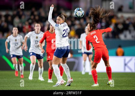 Auckland, Auckland, Nouvelle-Zélande. 6 août 2023. L'attaquant américain TRINITY RODMAN #20 se présente en tête contre la défenseuse portugaise CATARINA AMADO #2 lors de la seconde moitié du match de la coupe du monde de la FIFA WomenÃs 2023 Group E au stade Eden Park d'Auckland, en Nouvelle-Zélande. USA 0:0 Portugal (image de crédit : © ira L. Black/ZUMA Press Wire) USAGE ÉDITORIAL SEULEMENT! Non destiné à UN USAGE commercial ! Crédit : ZUMA Press, Inc./Alamy Live News Banque D'Images