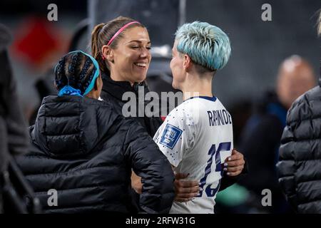 Auckland, Auckland, Nouvelle-Zélande. 6 août 2023. L'attaquant américain MEGAN RAPINOE #15 et l'attaquant américain ALEX MORGAN #13 réagissent à l'avance au tour des 16 après avoir remporté le match du groupe E de la coupe du monde de la FIFA WomenÃs 2023 contre le Portugal au stade Eden Park d'Auckland, en Nouvelle-Zélande. USA 0:0 Portugal (image de crédit : © ira L. Black/ZUMA Press Wire) USAGE ÉDITORIAL SEULEMENT! Non destiné à UN USAGE commercial ! Crédit : ZUMA Press, Inc./Alamy Live News Banque D'Images