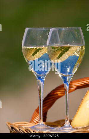 Fromage et vin, Roussette de Savoie blanc sec ou vin de Savoie de la région savoyarde avec fromage de tomme servi sur la frontière du col du Galibier région savoyarde Banque D'Images