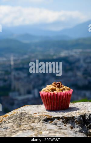 Gateau Grenoblois, gâteau au café à la noix française, spécialité de Grenoble et vue sur la partie centrale de la ville de Grenoble depuis Bastille Fortres witch montagnes a Banque D'Images