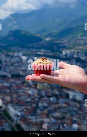 Gateau Grenoblois, gâteau au café à la noix française, spécialité de Grenoble et vue sur la partie centrale de la ville de Grenoble depuis Bastille Fortres witch montagnes a Banque D'Images