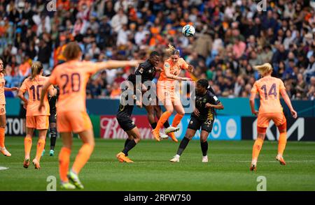 Août 06 2023 : Jill Roord (pays-Bas) et Jermaine Seoposenwe (Afrique du Sud) se disputent le ballon lors d'un match, à, . Kim Price/CSM crédit : CAL Sport Media/Alamy Live News Banque D'Images