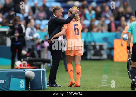 Sydney, Australie. 06 août 2023. Jill Roord des pays-Bas est félicitée par l'entraîneur-chef des pays-Bas Andries Jonker lors du match de la coupe du monde féminine de la FIFA 2023 entre les pays-Bas et l'Afrique du Sud femmes au stade de football de Sydney, Sydney, Australie, le 6 août 2023. Photo de Peter Dovgan. Usage éditorial uniquement, licence requise pour un usage commercial. Aucune utilisation dans les Paris, les jeux ou les publications d'un seul club/ligue/joueur. Crédit : UK Sports pics Ltd/Alamy Live News Banque D'Images