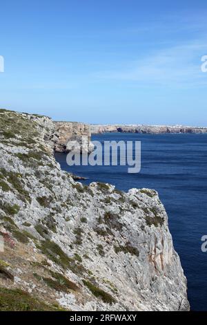 Ligne de falaise accidentée au Cap Saint Vincent - Sagres Portugal. Ce cap est situé au point sud-ouest le plus éloigné sur la côte portugaise. Banque D'Images