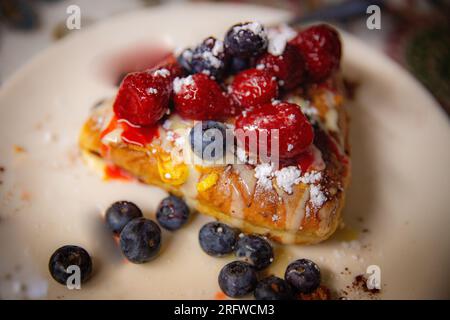 Toast français farci aux baies avec sucre en poudre Banque D'Images