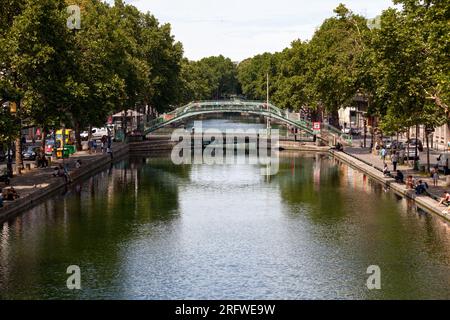 Paris, France - 17 juillet 2017 : le canal Saint-Martin est un canal de 4,5 km de long à Paris. Il relie le canal de l'Ourcq à la Seine et coule Banque D'Images