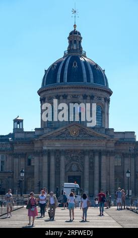 Paris, France - juillet 17 2017 : personnes traversant la Seine sur le Pont des Arts, en face de l'Institut de France. Banque D'Images