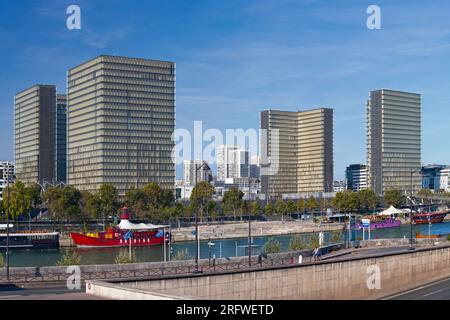 Paris, France - septembre 01 2016 : passerelle Simone-de-Beauvoir traverse la Seine pour relier Paris Rive droite avec le port de plaisance de Bercy et la Banque D'Images