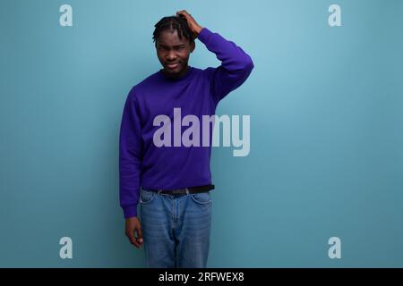 portrait d'un jeune adulte afro-américain frustré dans un jean isolé sur fond clair Banque D'Images