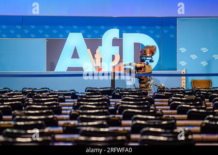 Magdeburg, Allemagne. 06 août 2023. Les chaises non assises sont dans une salle de la foire de Magdeburg. Là, l’AfD poursuit la réunion électorale européenne dans la matinée. Crédit : Klaus-Dietmar Gabbert/dpa/Alamy Live News Banque D'Images