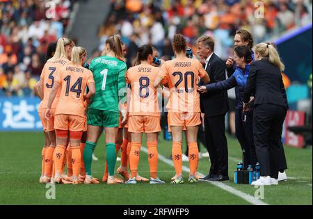 Sydney, Australie. 6 août 2023. L'entraîneur-chef Andries Jonker (4e R) des pays-Bas discute avec les joueuses lors du match de la ronde de 16 entre les pays-Bas et l'Afrique du Sud à la coupe du monde féminine de la FIFA 2023 à Sydney, Australie, le 6 août 2023. Crédit : Bai Xuefei/Xinhua/Alamy Live News Banque D'Images