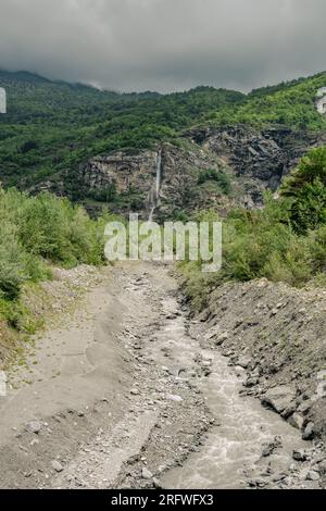 Cascade Goja del Pis parmi les rochers et les forêts des Alpes dans Val di Susa, Torino, Piemonte, Italie, verticale Banque D'Images