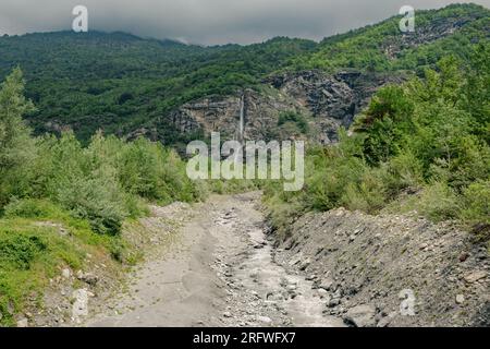 Cascade de Goja del Pis parmi les rochers et les forêts des Alpes à Val di Susa, Torino, Piemonte, Italie Banque D'Images