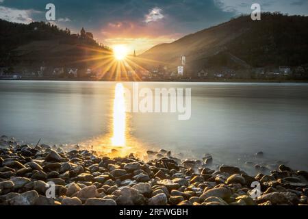 Vue à travers le Rhin à Bacharach, petite ville historique en Allemagne, Mainz Bingen. Château, église et vignes. Coucher de soleil Banque D'Images