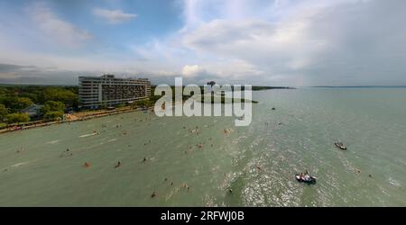 Les gens se baignent sur le lac Balaton à Gold Coast de la ville de Siofok. Le lac Balaton est la mer hongroise. Destination touristique très populaire dans ce pays. Pano Banque D'Images