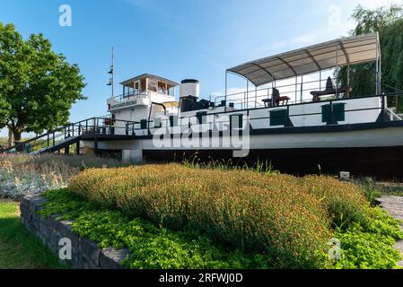 Ancienne exposition de bateaux à vapeur à Balatonboglar, Hongrie. Le nom du bateau est le même que celui du lac Balaton. Banque D'Images