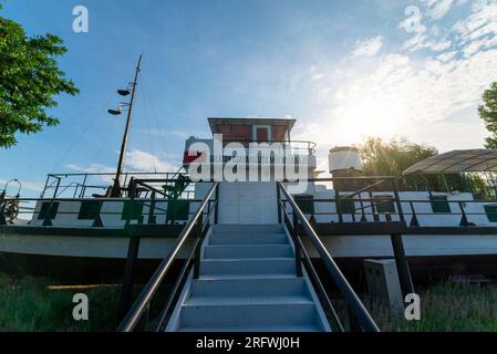 Ancienne exposition de bateaux à vapeur à Balatonboglar, Hongrie. Le nom du bateau est le même que celui du lac Balaton. Banque D'Images