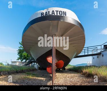 Ancienne exposition de bateaux à vapeur à Balatonboglar, Hongrie. Le nom du bateau est le même que celui du lac Balaton. Banque D'Images