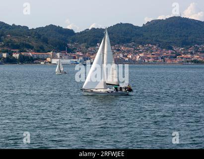 Petit bateau naviguant dans l'estuaire de Ria de Vigo, Galice, Espagne Banque D'Images