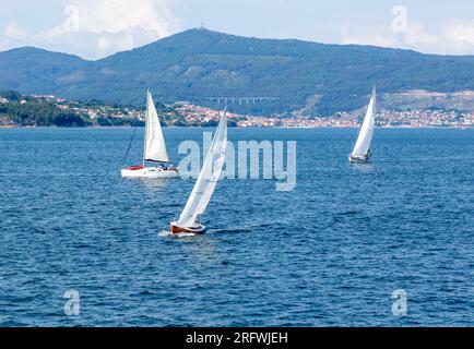 Petit bateau naviguant dans l'estuaire de Ria de Vigo, Galice, Espagne Banque D'Images