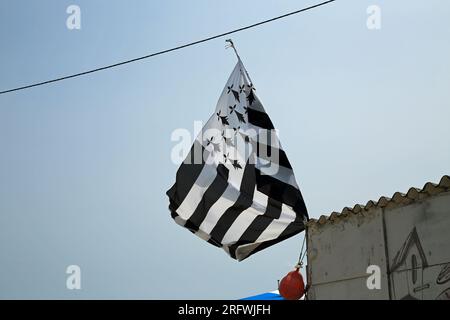 Drapeau breton volant sur un ciel bleu près de la route du Badel, Badel, Sene, vannes, Morbihan, Bretagne, France Banque D'Images