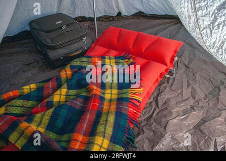 matelas pneumatique à l'intérieur de la tente au terrain de camping. Banque D'Images