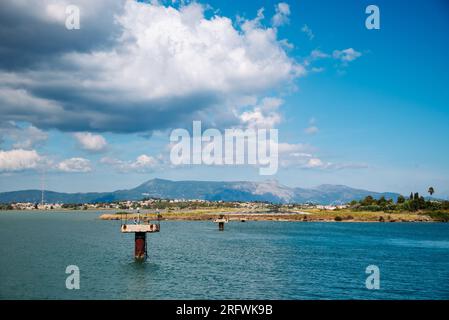 Kerkyra, Grèce - 09 24 2022 : vue de l'une des pistes les plus courtes du monde. Les lumières de la piste d'atterrissage sur l'île de Corfou commencent dans l'eau. Banque D'Images