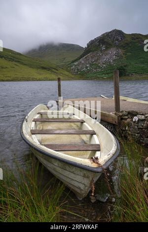 Bateau de pêche, amarré à côté de la jetée, Llyn y Dywarchen, lac, Gwynedd Banque D'Images