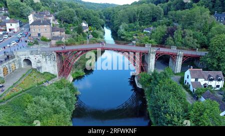 Photo aérienne drone de l'historique Ironbridge sur la rivière Severn, avec un reflet d'eau calme. Il participe à la gorge d'Ironbridge, Telford, Shropshire, en juillet 2023 Banque D'Images