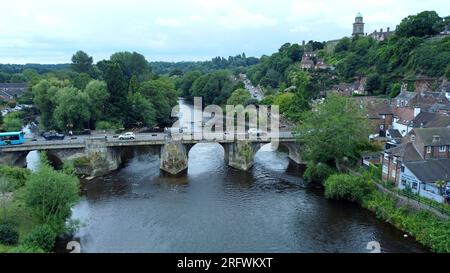 Vue aérienne par drone de la rivière Severn dans la ville de Bridgnorth dans le Shropshire, regardant vers le nord. Juillet 2023 Banque D'Images