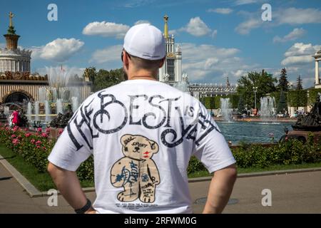 Moscou, Russie. 5 août 2023. Un homme regarde la fontaine Stone Flower sur le territoire du complexe d'exposition VDNH à Moscou par une chaude journée d'été, en Russie Banque D'Images