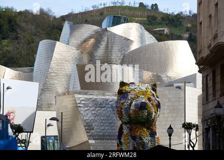 Le chiot de Jeff Koons et le Musée Guggenheim, Bilbao, Bizkaia, Biscaye, pays Basque, Euskadi, Euskal Herria, Espagne, Europe. Banque D'Images