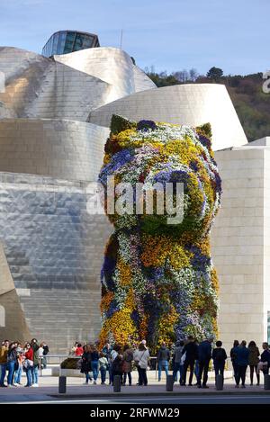 Les touristes devant le chiot de Jeff Koons et le Musée Guggenheim, Bilbao, Bizkaia, Biscaye, pays Basque, Euskadi, Euskal Herria, Spa Banque D'Images