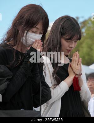 Hiroshima, Japon. 06 août 2023. Des gens sont vus prier pour les victimes de la bombe atomique au parc commémoratif de la paix d'Hiroshima dans la préfecture d'Hiroshima, au Japon, le dimanche 6 août 2023. Photo de Keizo Mori/UPI crédit : UPI/Alamy Live News Banque D'Images