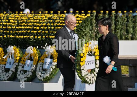 Hiroshima, Japon. 06 août 2023. Robert Floyd(L), Secrétaire exécutif de l'Organisation du Traité d'interdiction complète des essais nucléaires (OTICE) et Izumi Nakamitsu, Secrétaire générale adjointe des Nations Unies assistent à une cérémonie marquant le 78e anniversaire du bombardement atomique d'Hiroshima dans la préfecture d'Hiroshima, au Japon, le dimanche 6 août 2023. Photo de Keizo Mori/UPI crédit : UPI/Alamy Live News Banque D'Images