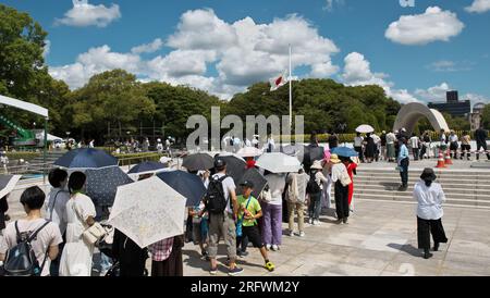 Hiroshima, Japon. 06 août 2023. Des gens sont vus prier pour les victimes de la bombe atomique au parc commémoratif de la paix d'Hiroshima dans la préfecture d'Hiroshima, au Japon, le dimanche 6 août 2023. Photo de Keizo Mori/UPI crédit : UPI/Alamy Live News Banque D'Images