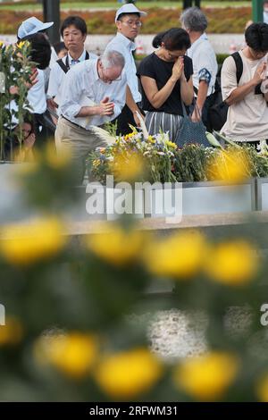 Hiroshima, Japon. 06 août 2023. Des gens sont vus prier pour les victimes de la bombe atomique au parc commémoratif de la paix d'Hiroshima dans la préfecture d'Hiroshima, au Japon, le dimanche 6 août 2023. Photo de Keizo Mori/UPI crédit : UPI/Alamy Live News Banque D'Images