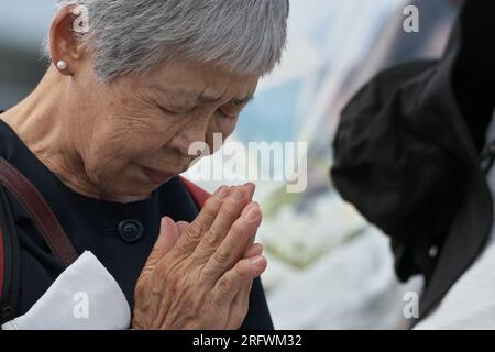 Hiroshima, Japon. 06 août 2023. Des gens sont vus prier pour les victimes de la bombe atomique au parc commémoratif de la paix d'Hiroshima dans la préfecture d'Hiroshima, au Japon, le dimanche 6 août 2023. Photo de Keizo Mori/UPI crédit : UPI/Alamy Live News Banque D'Images