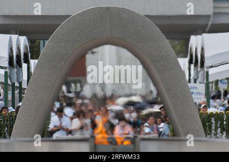 Hiroshima, Japon. 06 août 2023. Des gens sont vus prier pour les victimes de la bombe atomique au parc commémoratif de la paix d'Hiroshima dans la préfecture d'Hiroshima, au Japon, le dimanche 6 août 2023. Photo de Keizo Mori/UPI crédit : UPI/Alamy Live News Banque D'Images