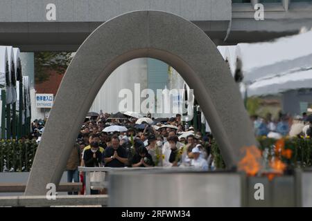 Hiroshima, Japon. 06 août 2023. Des gens sont vus prier pour les victimes de la bombe atomique au parc commémoratif de la paix d'Hiroshima dans la préfecture d'Hiroshima, au Japon, le dimanche 6 août 2023. Photo de Keizo Mori/UPI crédit : UPI/Alamy Live News Banque D'Images