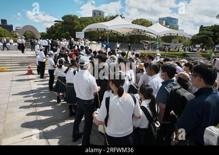 Hiroshima, Japon. 06 août 2023. Des gens sont vus prier pour les victimes de la bombe atomique au parc commémoratif de la paix d'Hiroshima dans la préfecture d'Hiroshima, au Japon, le dimanche 6 août 2023. Photo de Keizo Mori/UPI crédit : UPI/Alamy Live News Banque D'Images