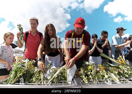 Hiroshima, Japon. 06 août 2023. Les participants offrent des fleurs lors de la cérémonie pour les victimes de la bombe atomique au Parc commémoratif de la paix d’Hiroshima marquant le 78e anniversaire du bombardement atomique d’Hiroshima, au Japon, le dimanche 6 août 2023. Photo de Keizo Mori/UPI crédit : UPI/Alamy Live News Banque D'Images