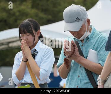 Hiroshima, Japon. 06 août 2023. Des gens sont vus prier pour les victimes de la bombe atomique au parc commémoratif de la paix d'Hiroshima dans la préfecture d'Hiroshima, au Japon, le dimanche 6 août 2023. Photo de Keizo Mori/UPI crédit : UPI/Alamy Live News Banque D'Images