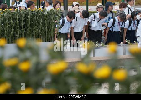 Hiroshima, Japon. 06 août 2023. Des gens sont vus prier pour les victimes de la bombe atomique au parc commémoratif de la paix d'Hiroshima dans la préfecture d'Hiroshima, au Japon, le dimanche 6 août 2023. Photo de Keizo Mori/UPI crédit : UPI/Alamy Live News Banque D'Images