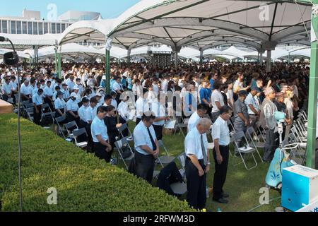 Hiroshima, Japon. 06 août 2023. Les fidèles offrent une prière silencieuse lors d’une cérémonie marquant le 78e anniversaire du bombardement atomique d’Hiroshima dans la préfecture d’Hiroshima, au Japon, le dimanche 6 août 2023. Photo de Keizo Mori/UPI crédit : UPI/Alamy Live News Banque D'Images