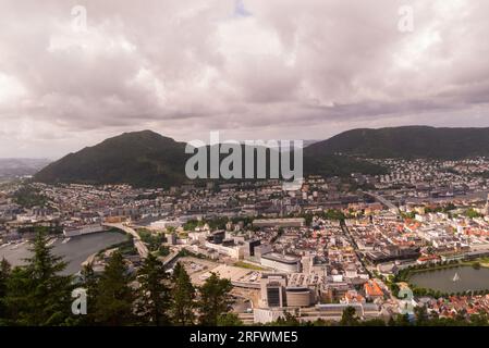 Belles vues vers le bas à Bergen les îles voisines fjords et les montagnes entourant la ville du mont Fløyen point de vue Norvège Europe Banque D'Images