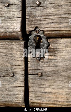 Gros plan vieux trou de serrure sur des planches de bois clouées avec des clous de forgeron dans le parc naturel régional de Madonie, Sicile, Italie Banque D'Images