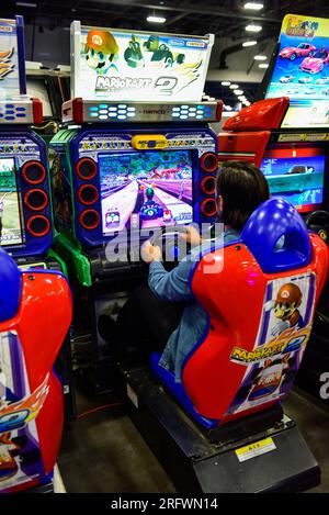 Las Vegas, Nevada États-Unis. 5 août 2023. Les joueurs apprécient les jeux d'arcade à Evo 2023 qui ont lieu au Mandalay Bay Resort à Las Vegas. Crédit : Ken Howard/Alamy Banque D'Images